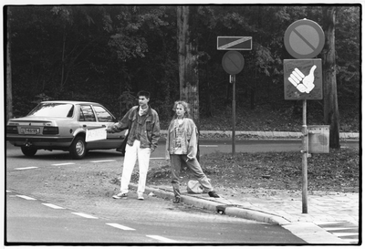 406702 Afbeelding van lifters op de liftstandplaats bij de oprit van de Waterlinieweg te Utrecht, op de hoek met de ...
